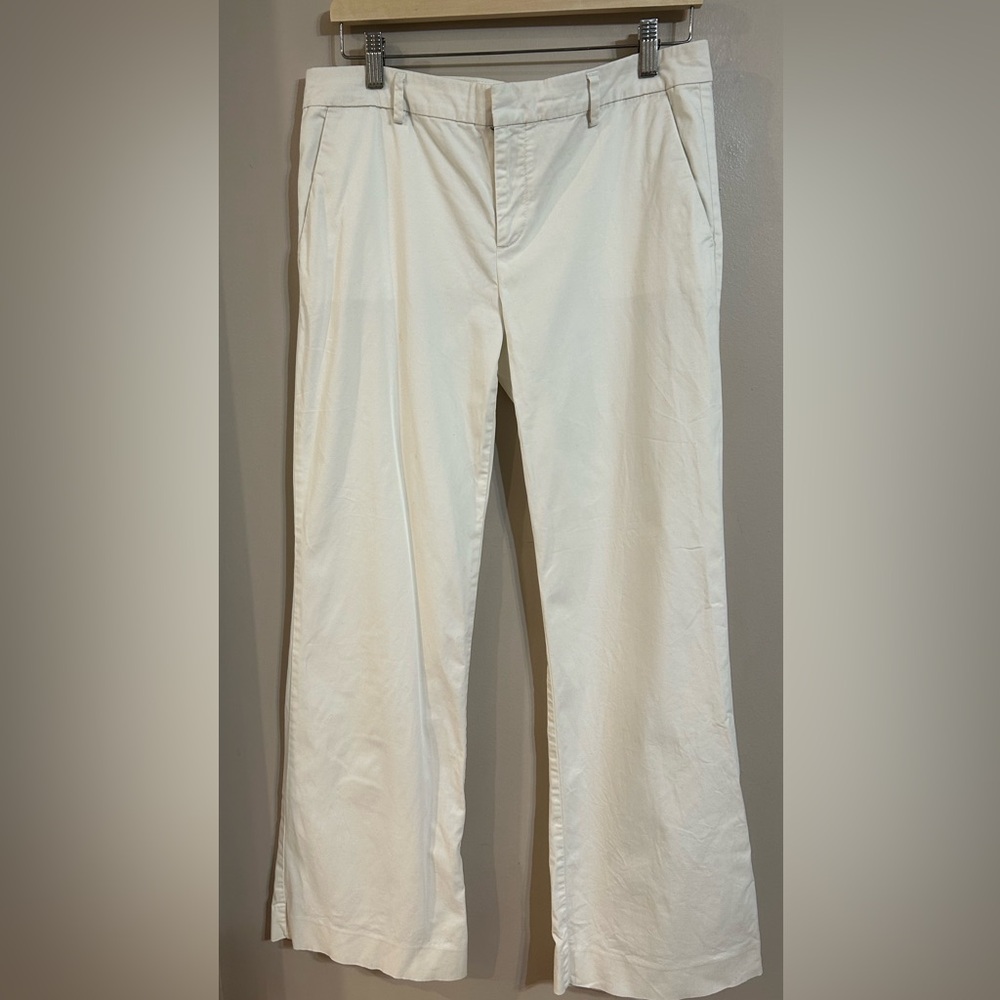 Women’s Gap size 10 off-white perfect khaki pants with pockets.